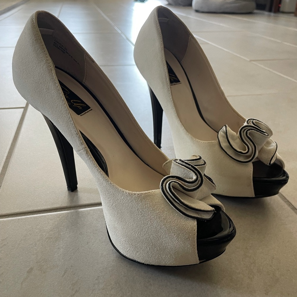 Pinup Couture Beige suede heels